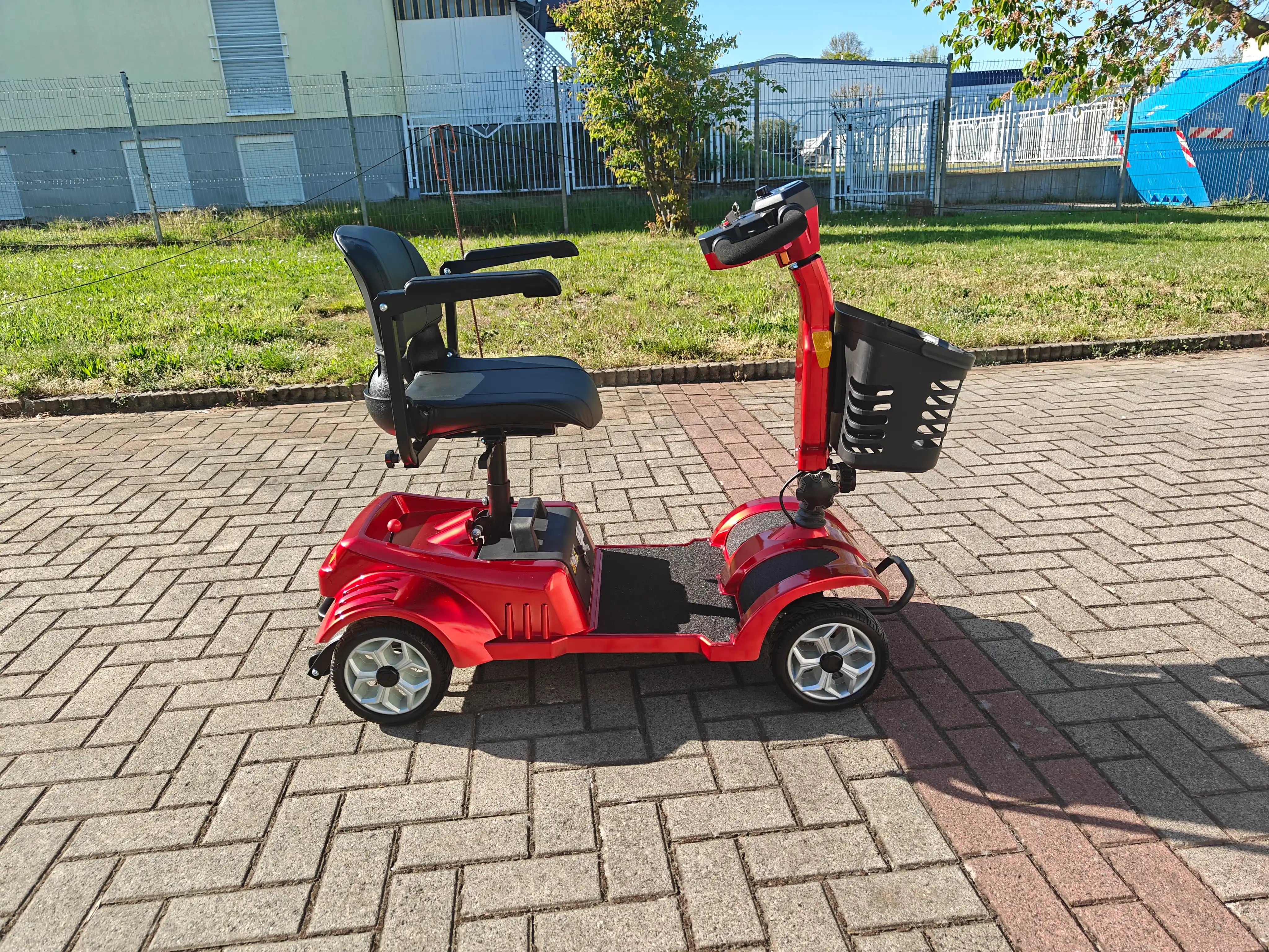 Rotes Z02 Elektromobil im Freien